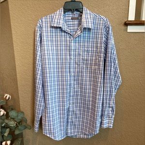 Men’s Van Heusen Traveler Long Sleeve Button Down Shirt.  Size Medium